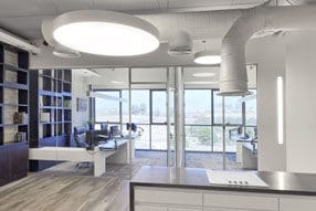 עיצוב מטבח פתוח במשרדים באוירה נעימה וחמימה