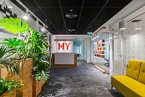 כניסה למשרדי חברת פיננסים עם קוביות משחק