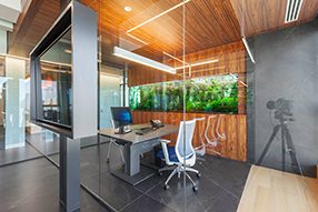 לפי סקר עמדות עובדים ומנהלים שנערך בנובמבר 2020 חשוב להקצות חדר פרטי לכל עובד