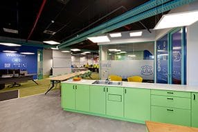 עיצוב משרד עם חלל פתוח וקפטריה בכניסה